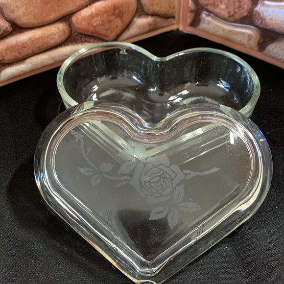 Glass Heart-Shaped Jewelry/Trinket Box with Lid & Floral Design - Picture 2 of 10